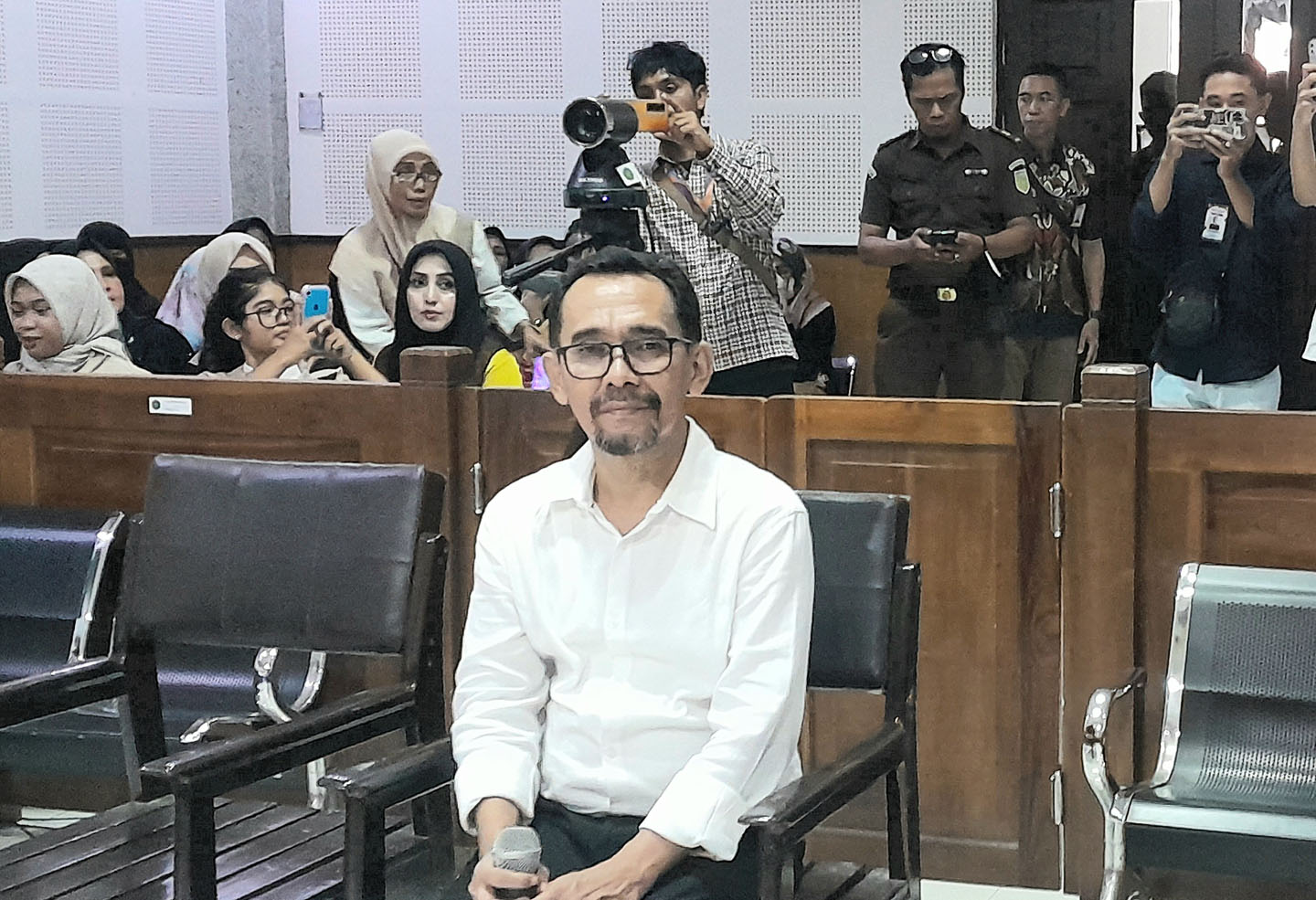 Mantan Wali Kota Bima Muhammad Lutfi menjalani sidang perdana dengan agenda pembacaan dakwaan di Pengadilan Tipikor Mataram, Senin (22/1).