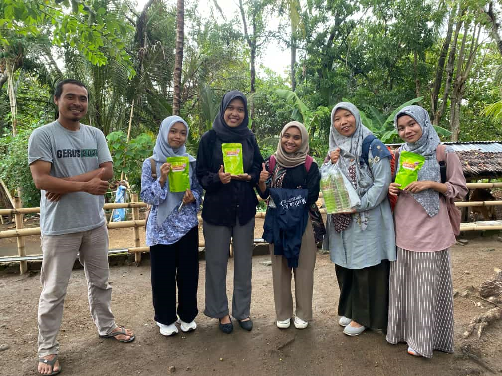 CARI PRODUK EMMUTZ: Sejumlah mahasiswa mendatangi pusat produksi madu  trigona di Dusun Rangsot, Desa Sigar Penjalin, Kecamatan Tanjung. (NURUL/LOMBOK POST)