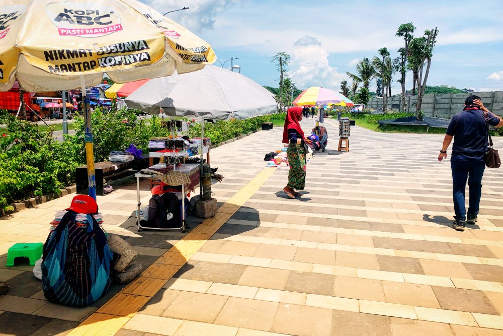 HARUS DITATA: Sejumlah pedagang souvenir yang berjualan di depan Sirkuit Internasional Pertamina Manadalika, belum lama ini.