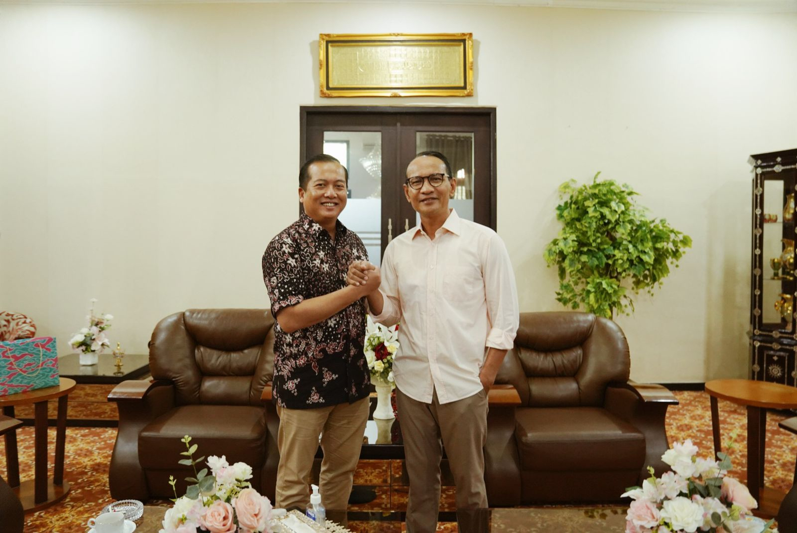 Ketua DPD Partai Golkar H Mohan Roliskana (kanan) berfoto bersama Jubir Kemenlu RI Lalu Muhammad Iqbal (kiri) usai bersilaturahmi di Kota Mataram, kemarin (21/1).