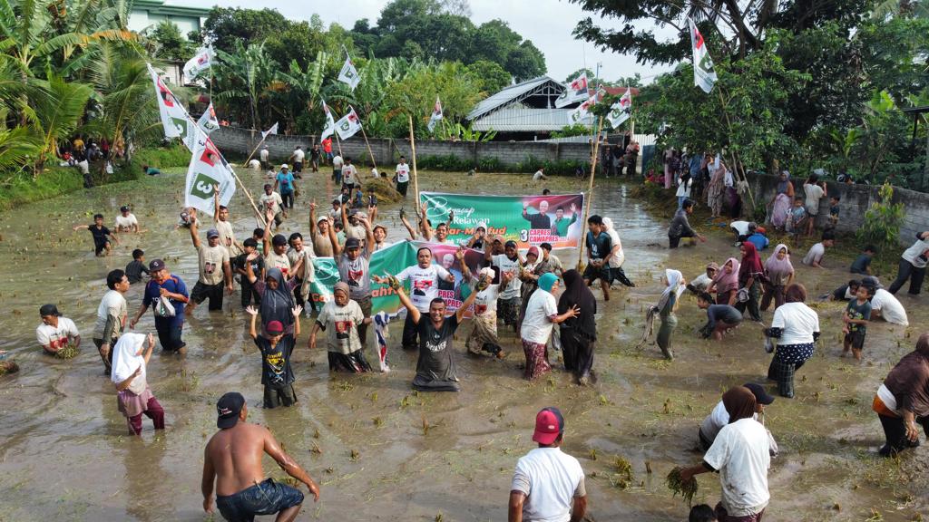 JAGA KEKOMPAKAN: Relawan Ganjar-Mahfud bersama masyarakat Desa Loyok, Kecamatan Sikur, Lombok Timur saat ramai-ramai begasap untuk menebalkan dukungan, Selasa (23/1).