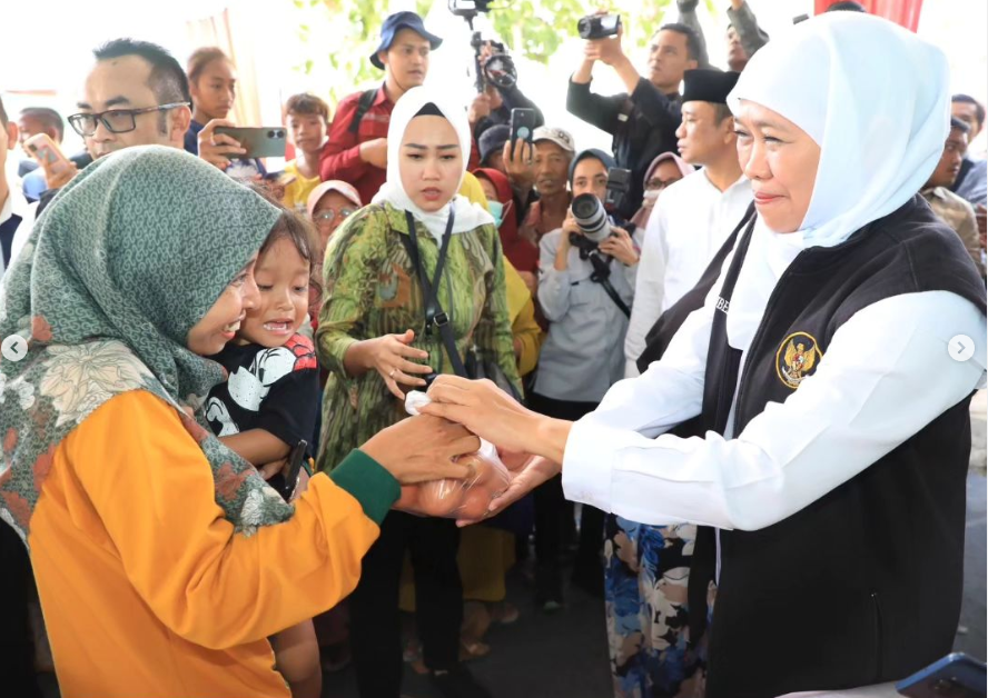 Gubernur Jawa Timur Khofifah Indar Parawabsa dalam pasar murah yang digelar Pemerintah Provinsi Jawa Timur. (tangkapan layar IG Khofifah)