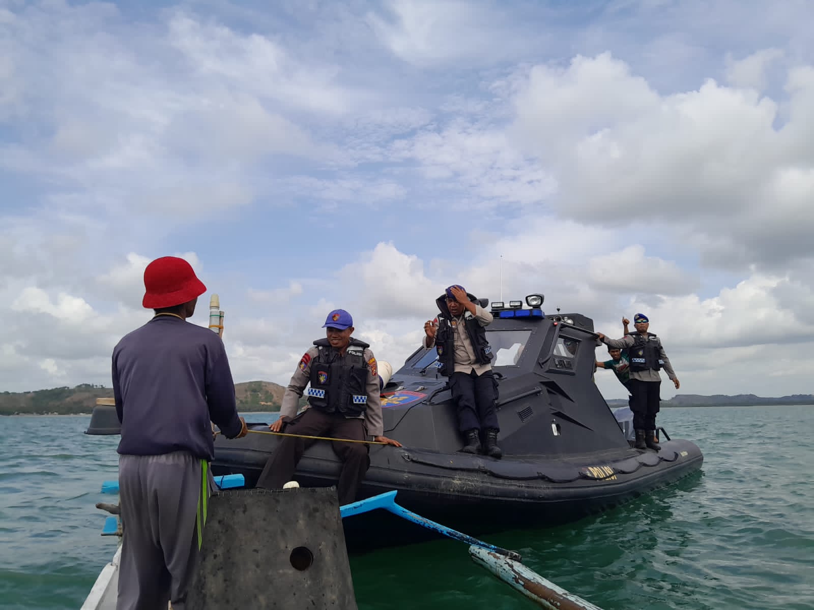TINGKATKAN PENGAWASAN: Satpolair Polres Loteng meningkatkat patroli keamanan di kawasaran perairan Teluk Awang, Lombok Tengah, Senin (22/1).