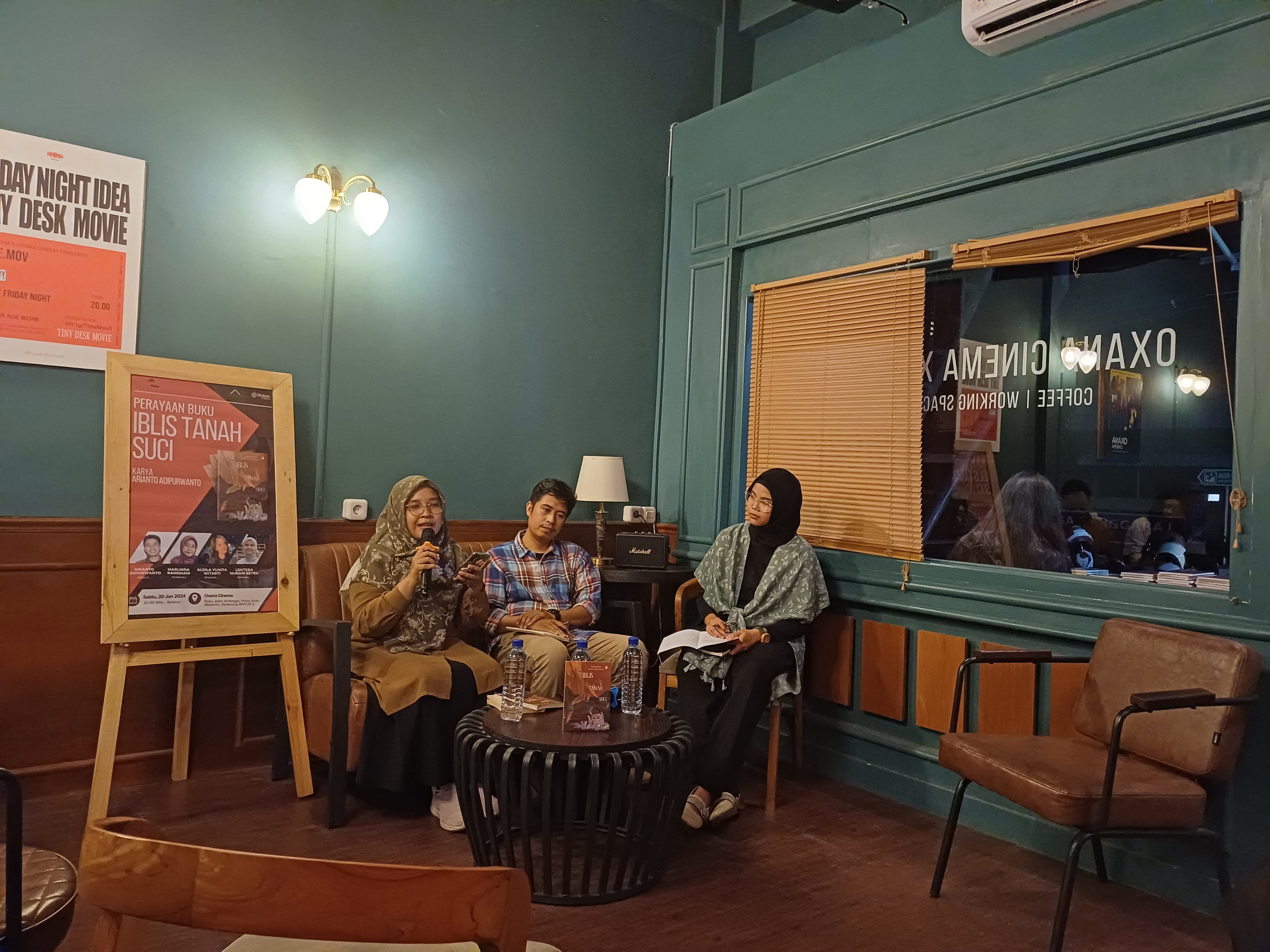 KUMCER: Penulis Buku kumcer Iblis Tanah Suci Arianto Adipurwanto (tengah) pada perayaan buku di Oxana Cinema, Gomong Mataram, Sabtu (20/1) lalu. (RONI FOR LOMBOK POST)
