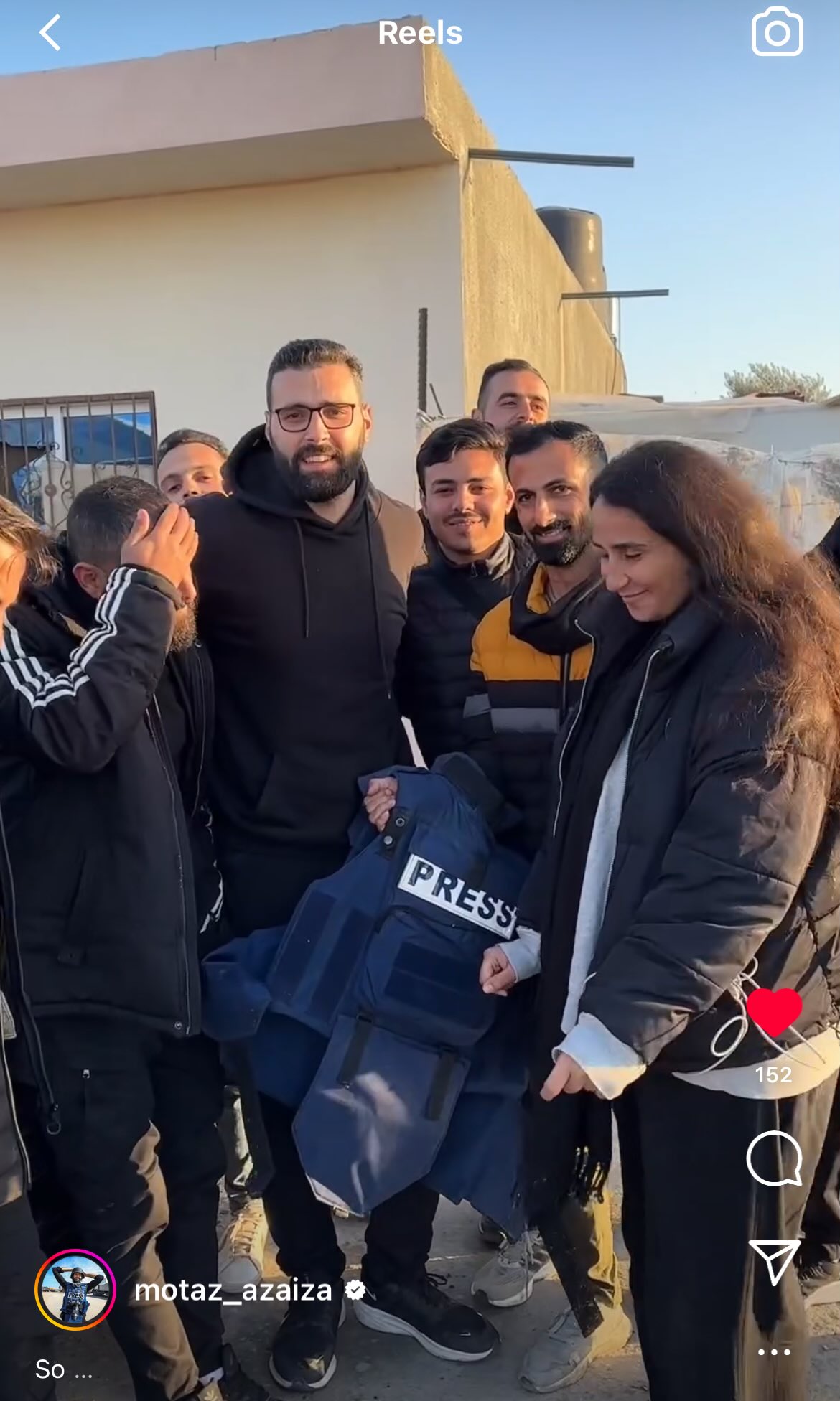 MOMEN HARU : Motaz Azaiza, jurnalis foto di Palestina disambut haru para sahabatnya usai mengumumkan diri bersedia dievakuasi, Selasa (23/1). (Tangkapan layar Instagram @motaz_azaiza)