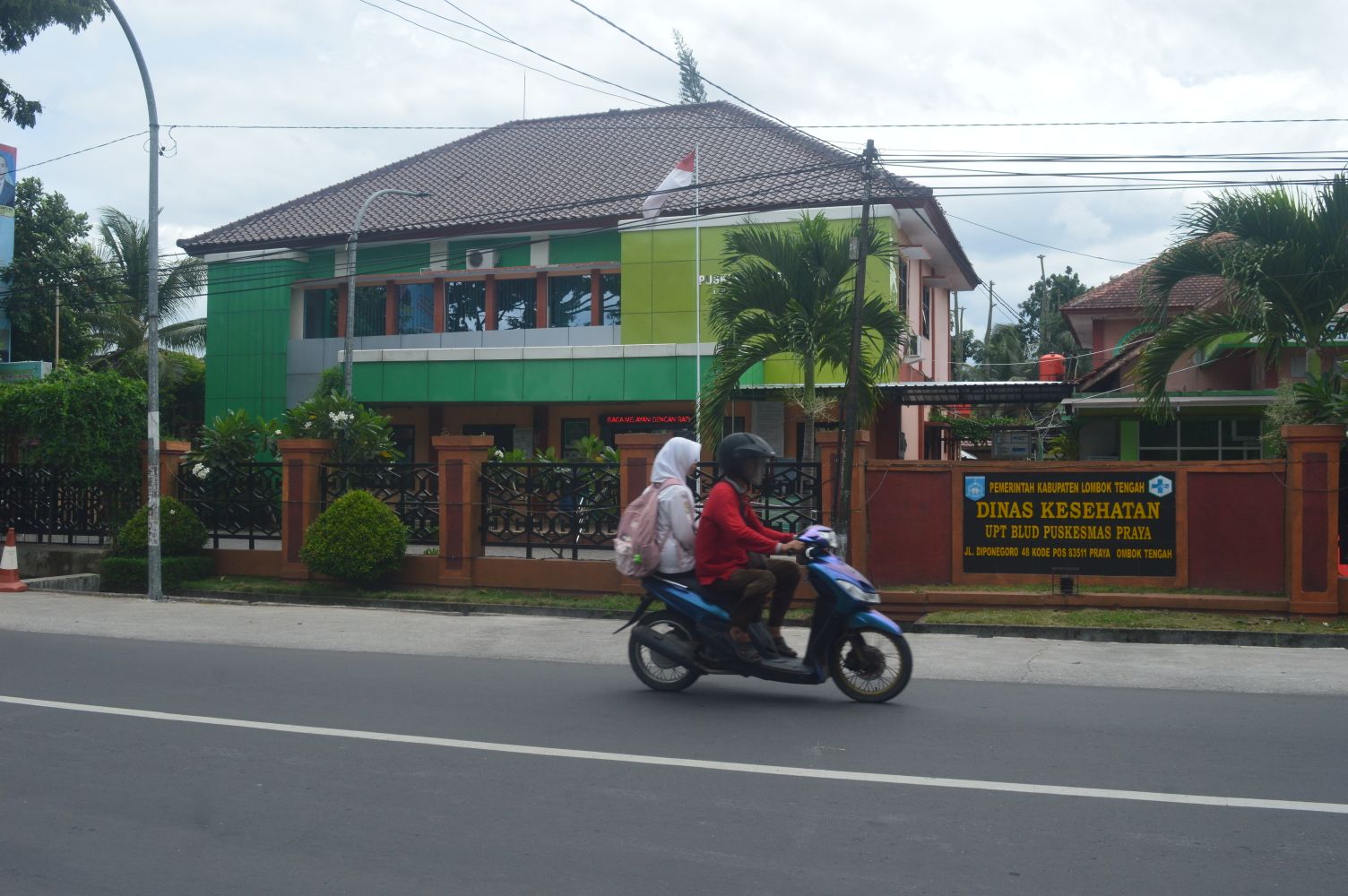 Tampak depan kondisi gedung Puskesmas Praya di Kota Praya, Senin (22/1).