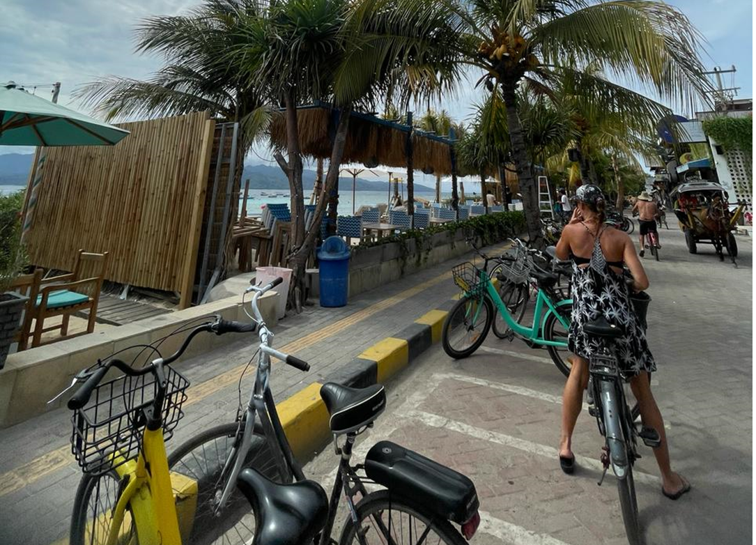 INDAH: Salah satu sudut Gili Trawangan, tampak seorang wisatawan tengah bersepeda.(NURUL LOMBOK/LOMBOK POST)
