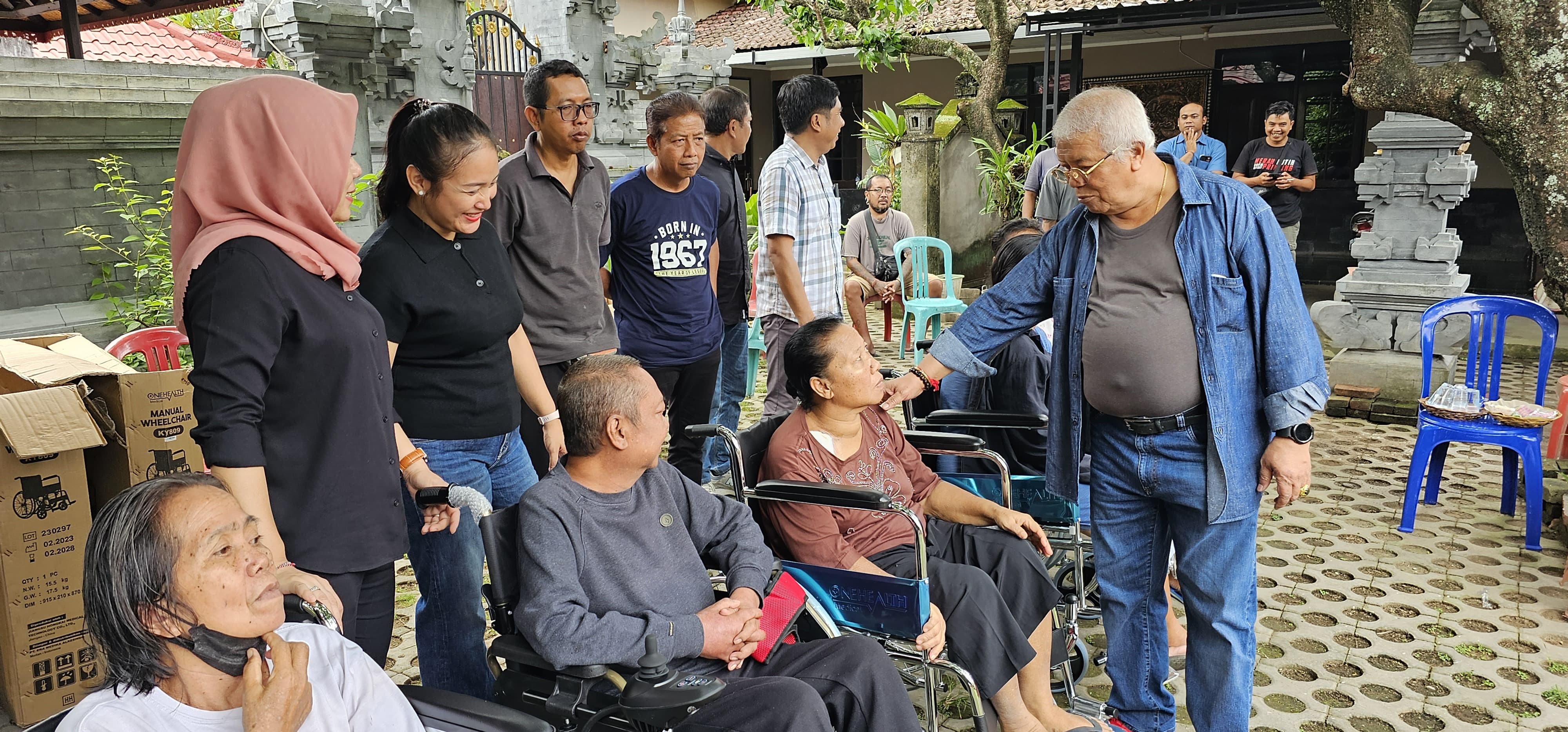 SERAHKAN BANTUAN: Anggota DPR RI dapil Lombok dari PDI Perjuangan H Rachmat Hidayat saat menyerahkan bantuan kursi roda untuk lansia dan disabilitas Hindu di Kota Mataram, Selasa (23/1).