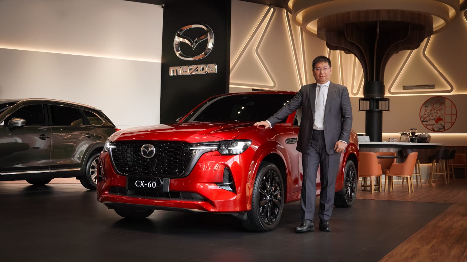 Managing Director PT Eurokars Motor Indonesia (Mazda Indonesia)Ricky Thio bersama unit The All-New Mazda CX-60 Kuro AWD, Soul Red Crystal Metallic.