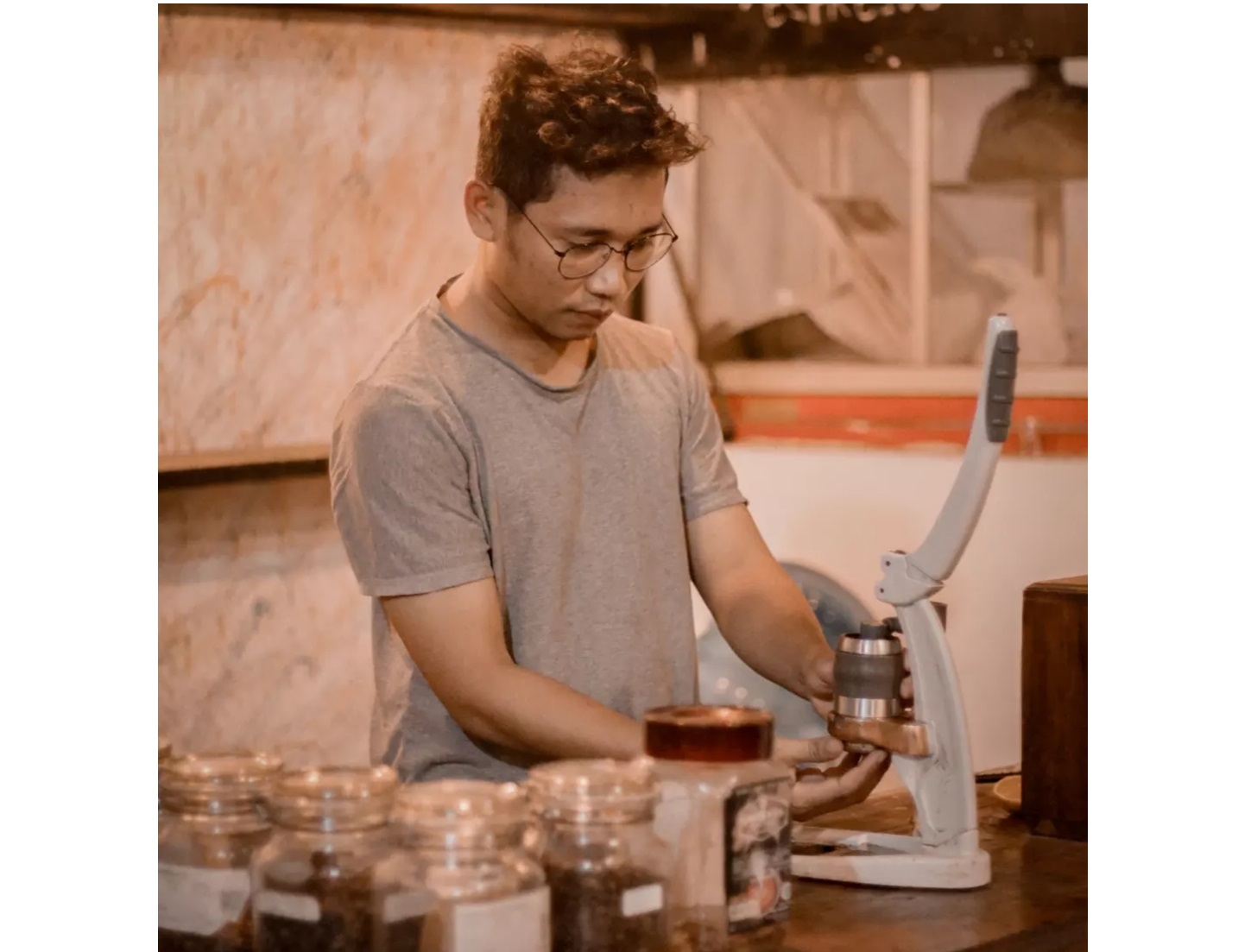 SAJIAN KOPI: Owner Lamonda Coffee Al Khairunnas Ramadan saat membuat sajian kopi khas Bima di kedai miliknya di Kecamatan Bolo, Kabupaten Bima, belum lama ini. (KHAIRUNNAS FOR LOMBOK POST)