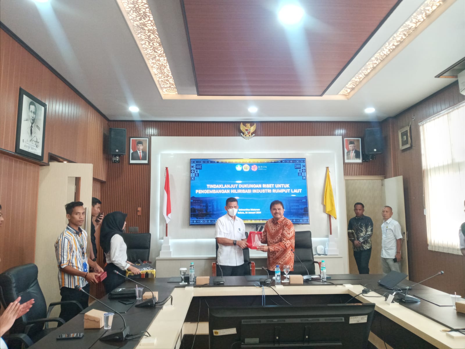 SEPAKAT: Wakil Kepala BRIN Prof Amarulla Octavian menyerahkan cinderamata kepada Rektor Unram Prof Bambang Hari Kusumo, di Ruang Sidang Senat Unram, kemarin (23/1).(ROJAI/LOMBOK POST)