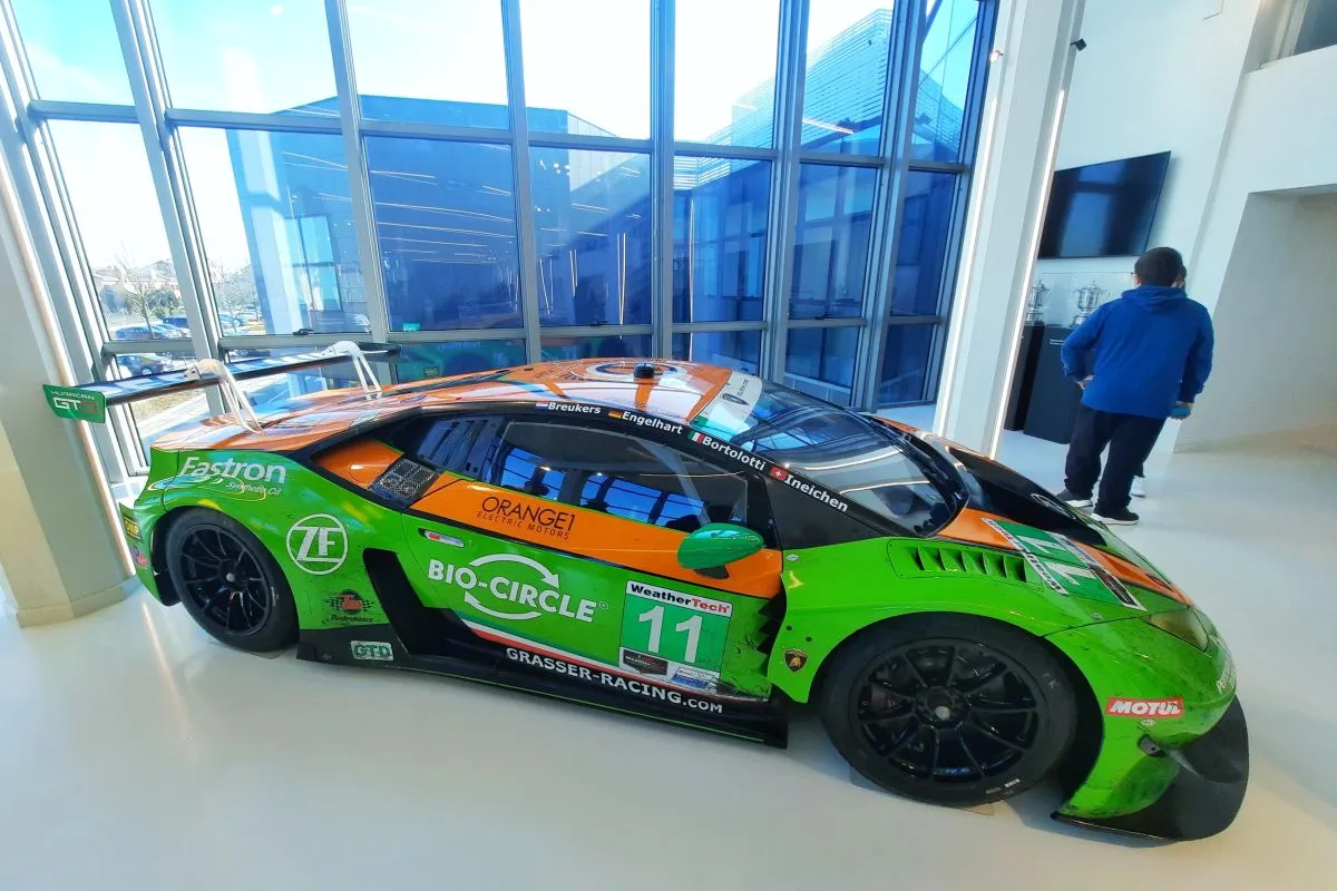 Tampilan dari Lamborghini Huracan GT3 dengan beberapa stiker Pertamina yang dipajang di Museum Lalmbroghini, Bologna Italia, Senin (23/01). (foto : ANTARA)