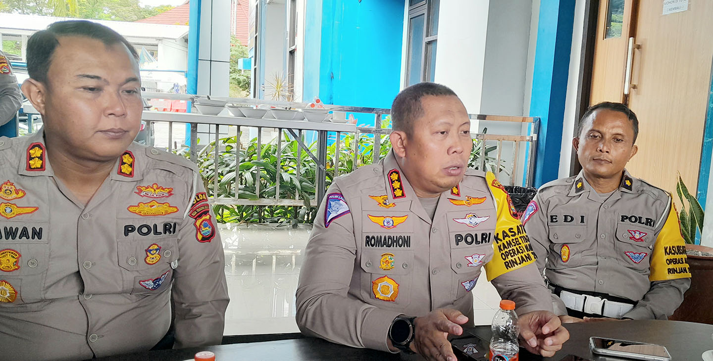 Dirlantas Polda NTB Kombespol Romadhoni Sutardjo (tengah) memberikan keterangan terkait penggunaan alat uji kebisingan.