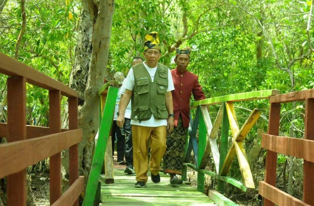 PERESMIAN: Bupati Sumbawa saat meresmikan hutan Mangrove. (ABET/LOMBOK POST)