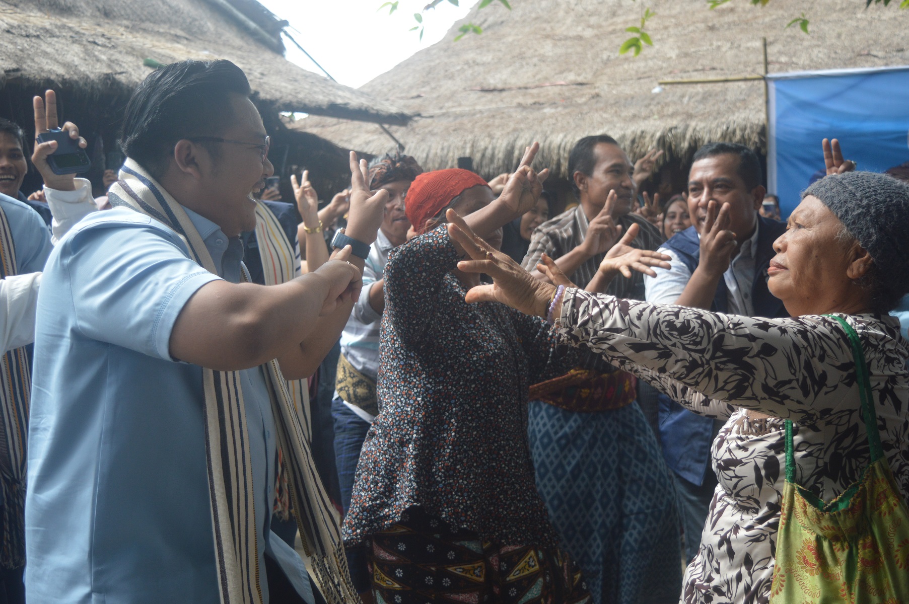 KAWAL SUARA MILENIAL: Ketua Umum Rakyat Pro Gibran Milenialz (RPGM) Indonesia Maulidan Isbar berjoget gemoy dengan ratusan masyarakat Desa Adat Sade, Rembitan, Loteng, Rabu (24/1).