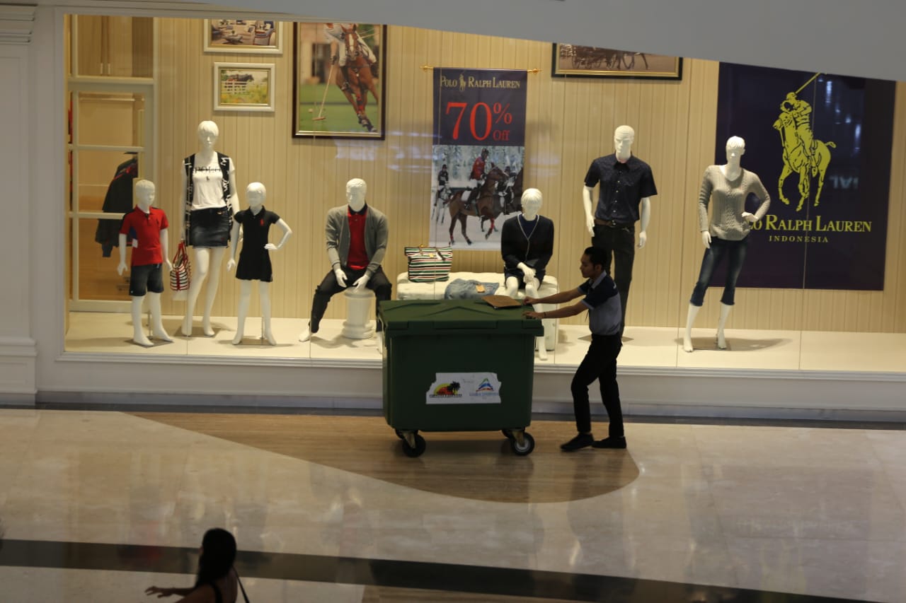 Pekerja tengah melaksanakan tugas bersih-bersih di salah satu pusat perbelanjaan di Kota Mataram.