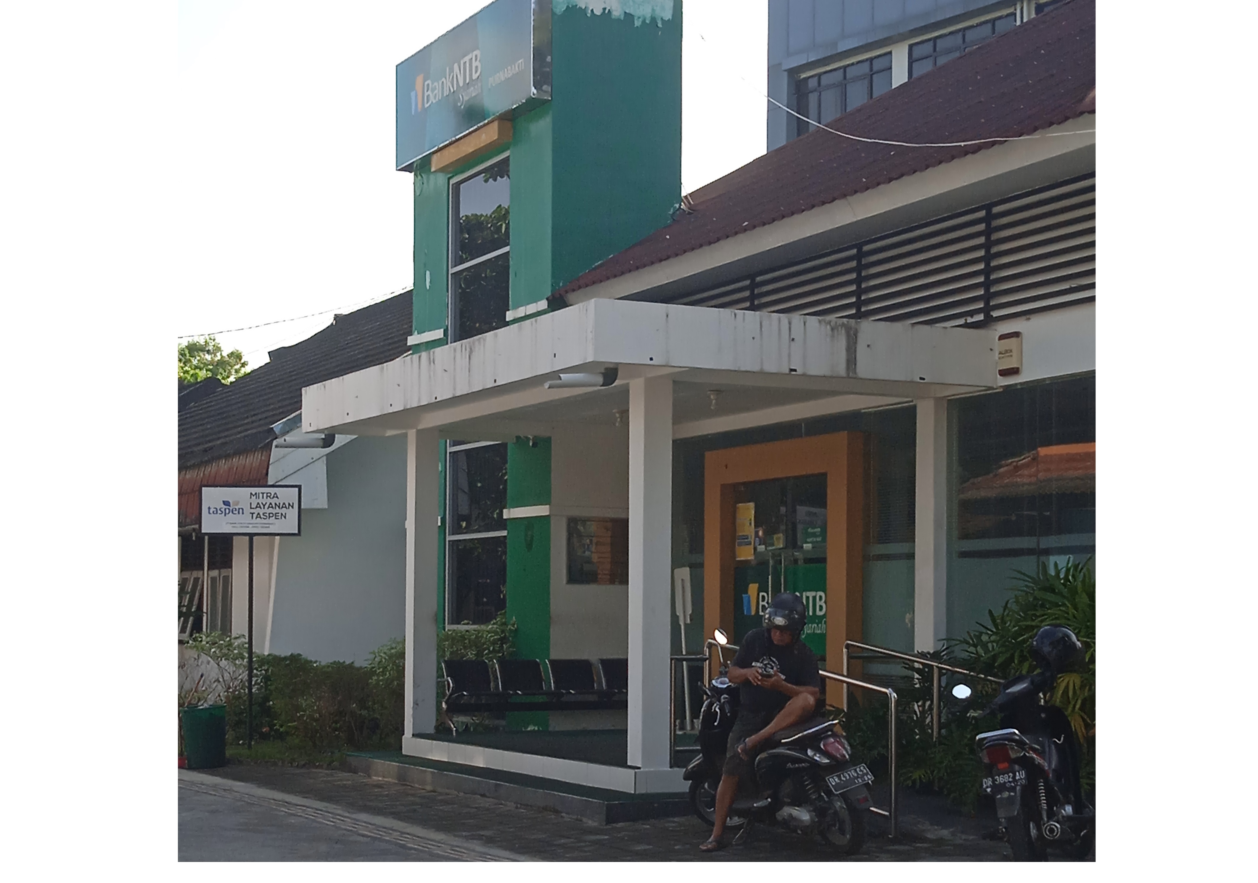 LENGANG: Seorang nasabah, di depan salah satu kantor cabang Bank NTB Syariah, di Mataram, beberapa waktu lalu.(WAHYU/LOMBOK POST)