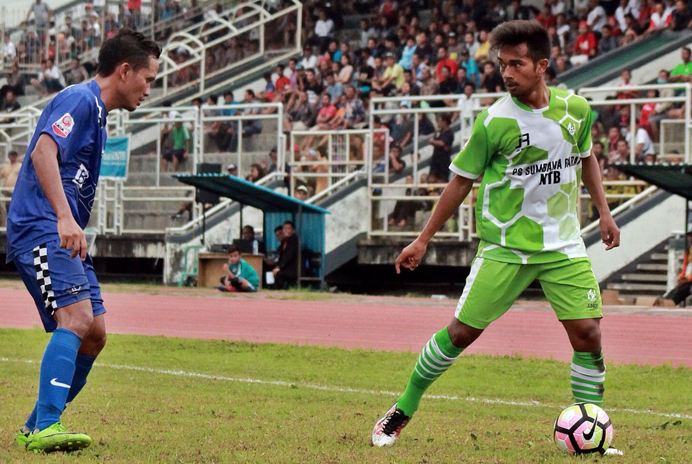 Fagil Dwi Ananda (jersey hijau), mantan pesepakbola di Liga 2 yang pernah bermain untuk PS Sumbawa Barat, diangkat menjadi ASN di Kejaksaan untuk formasi petugas barang bukti.