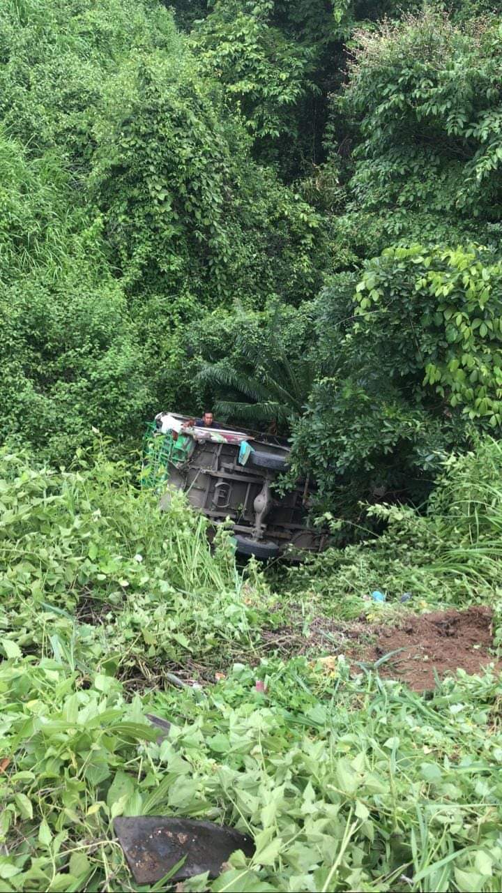 KECELAKAAN: Insiden kecelakaan yang terjadi di Kecamatan Sekongkang, KSB beberapa waktu lalu. Kasus kecelakaan seperti ini cukup sering terjadi, termasuk di Tanjakan Pola Mata. (IST/LOMBOK POST)