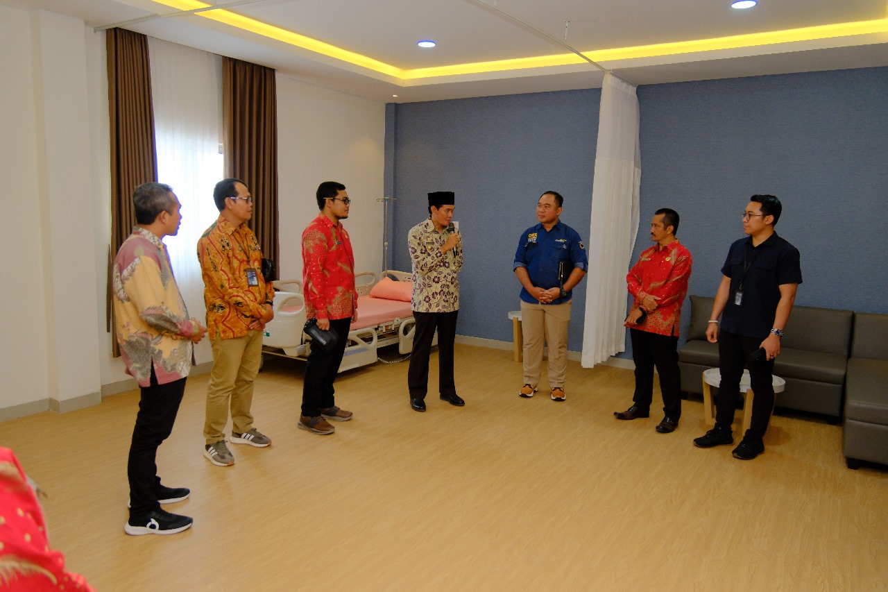 Wakil Bupati Loteng HM Nursiah (paling tengah) meninjau langsung ruang VIP dan VVIP RSUD Praya usai diresmikan, Selasa (23/1).