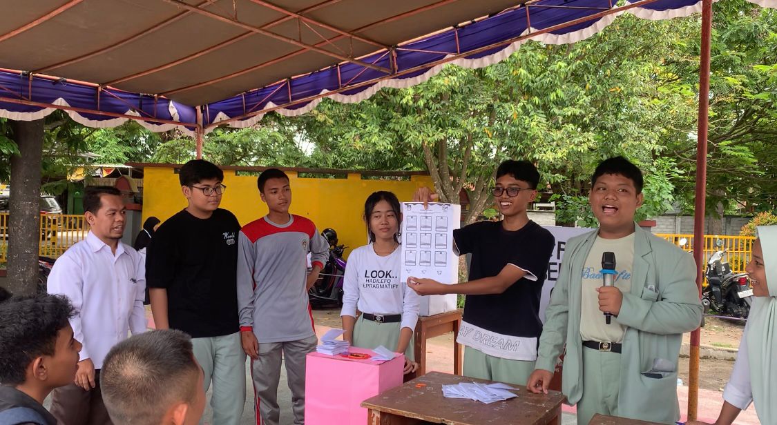 SURAT SUARA: Sejumlah siswa SMAN 4 Mataram melakukan sosialisasi pemilihan BEPPP di halaman sekolah setempat. (SMANCA FOR LOMBOK POST)