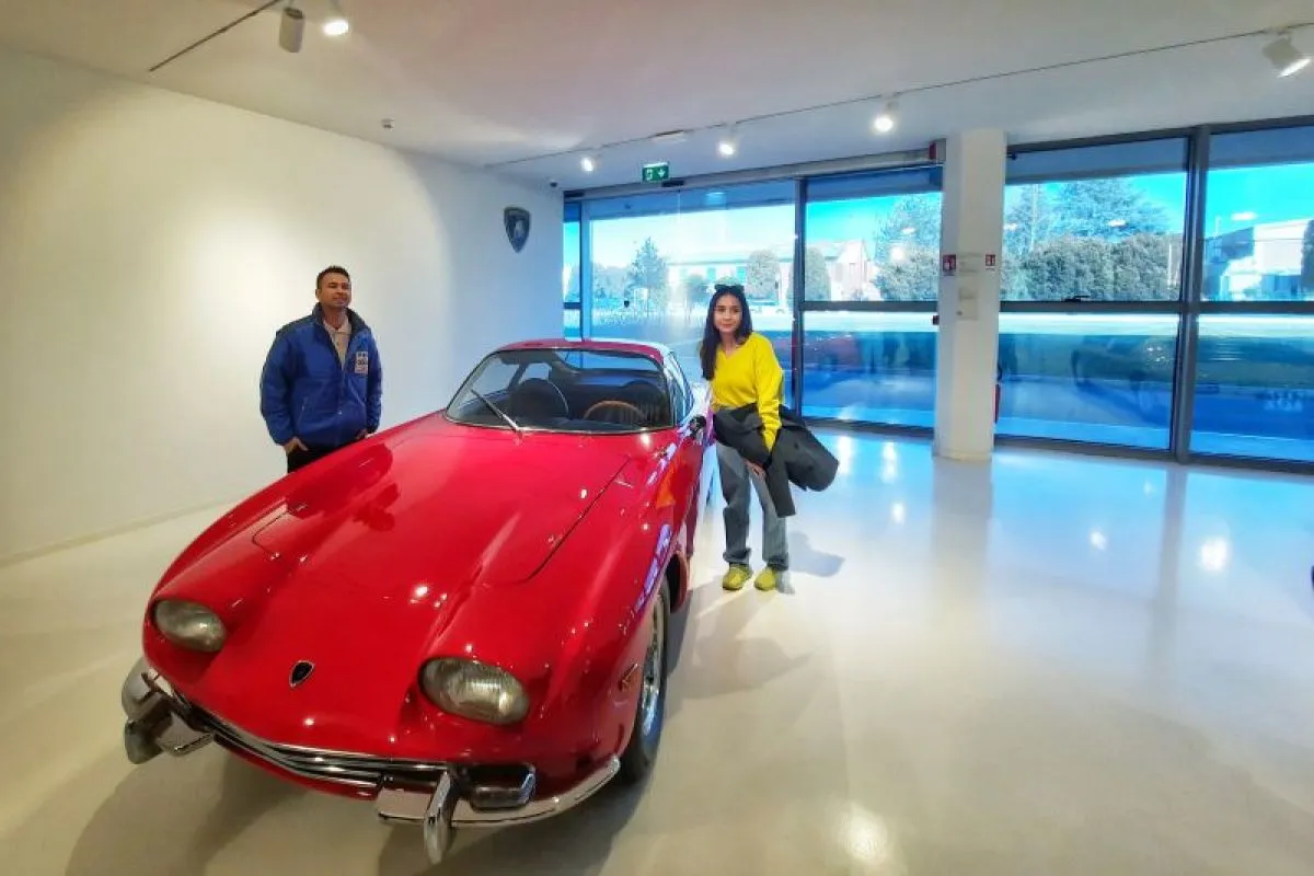 Raffi Ahmad berfoto bersama dengan Nagita Slavina di sampaing kendaraan pertama dari Lamborghini 350 GT di Museum Lambroghini, Bologna, Italia, Selasa (23/01/2024) (foto: ANTARA).