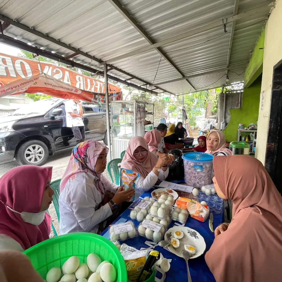 KUNJUNGAN: Tim Dinas Perindustrian NTB melakukan kunjungan ke IKM Telur Asin Organik, di Dasan Cermen, Kota Mataram.