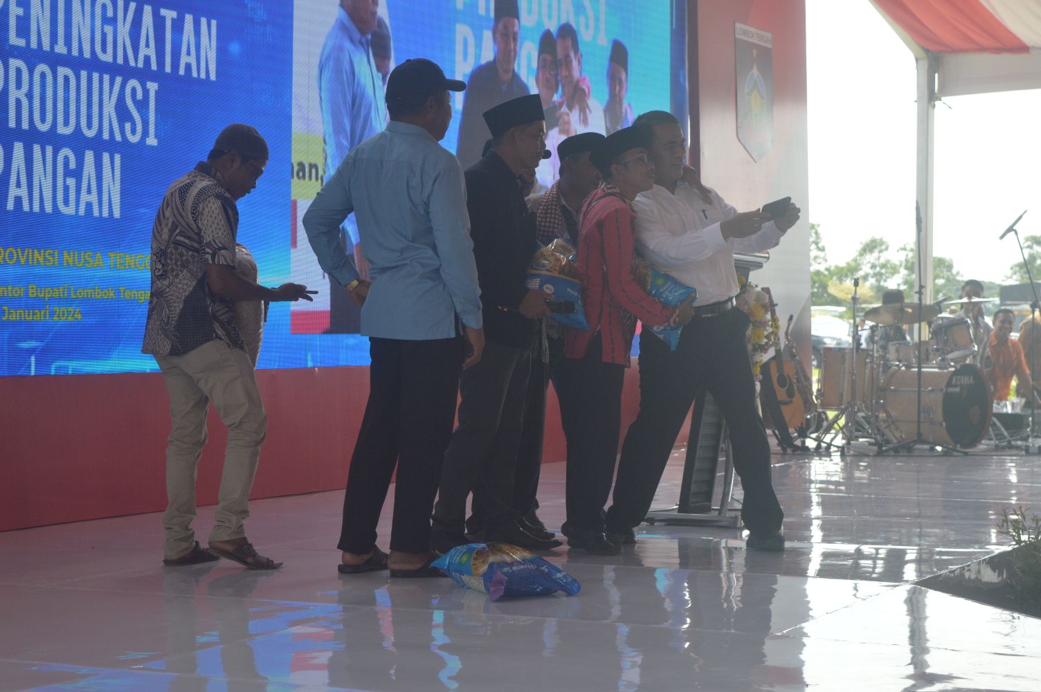 Menteri Pertanian (Mentan) RI Andi Amran Sulaiman berswafoto dengan perwakilan kelompok tani hingga pengecer pupuk subsidi saat kunjung kerja ke Lombok Tengah, Kamis (25/1).