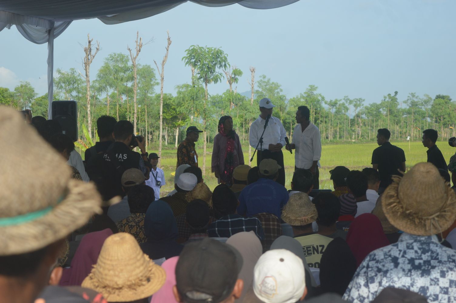 Sejumlah petani naik panggung bersama Menteri Pertanian RI Andi Amran Sulaiman usai memimpin gerakan tanam padi bersama petani Desa Batujai, Kecamatan Praya Barat, Loteng, Kamis (25/1)