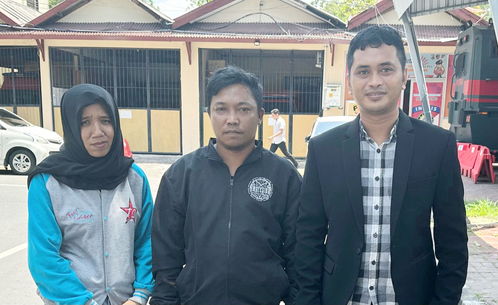 Suratul Padli (tengah) bersama istrinya Listiani Hartati didampingi kuasa hukumnya Lalu Anton Hariawan (kanan) melapor ke Polda NTB, Kamis (25/1).