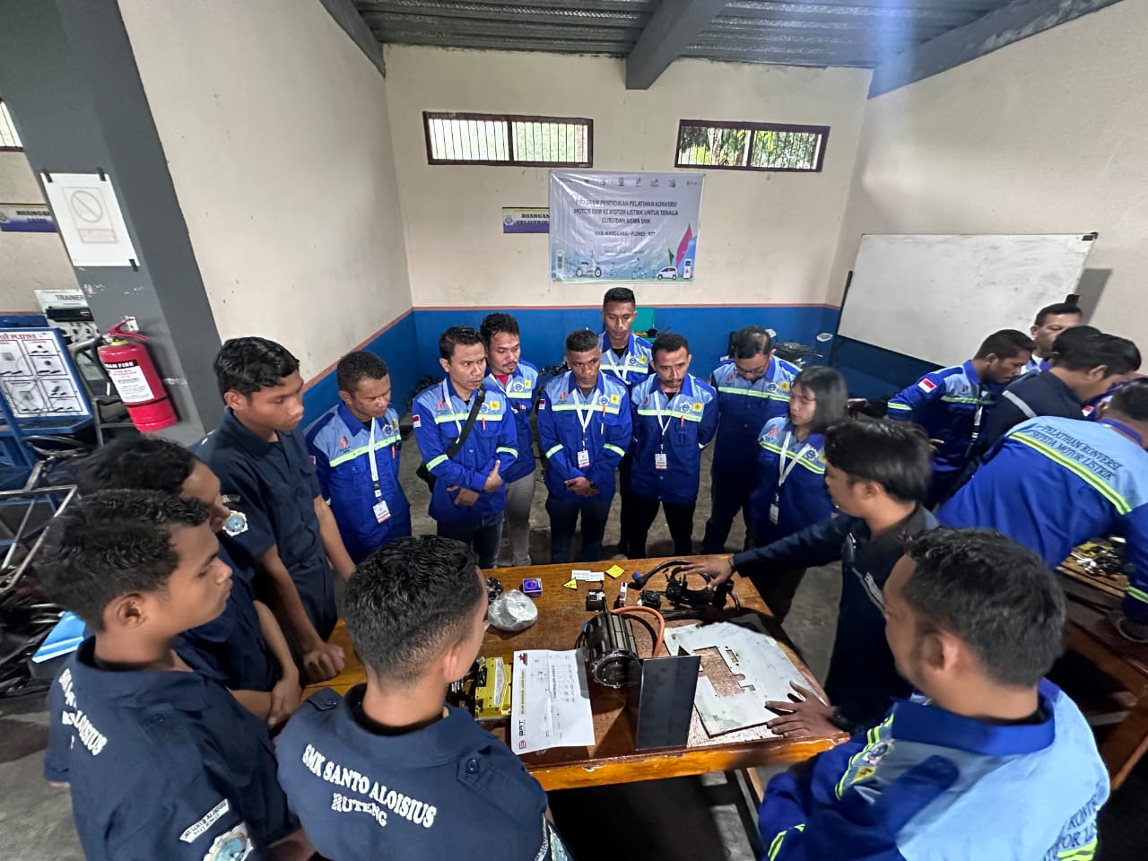Suasana pelatihan konversi motor listrik di SMK Santo Aloisius Ruteng.