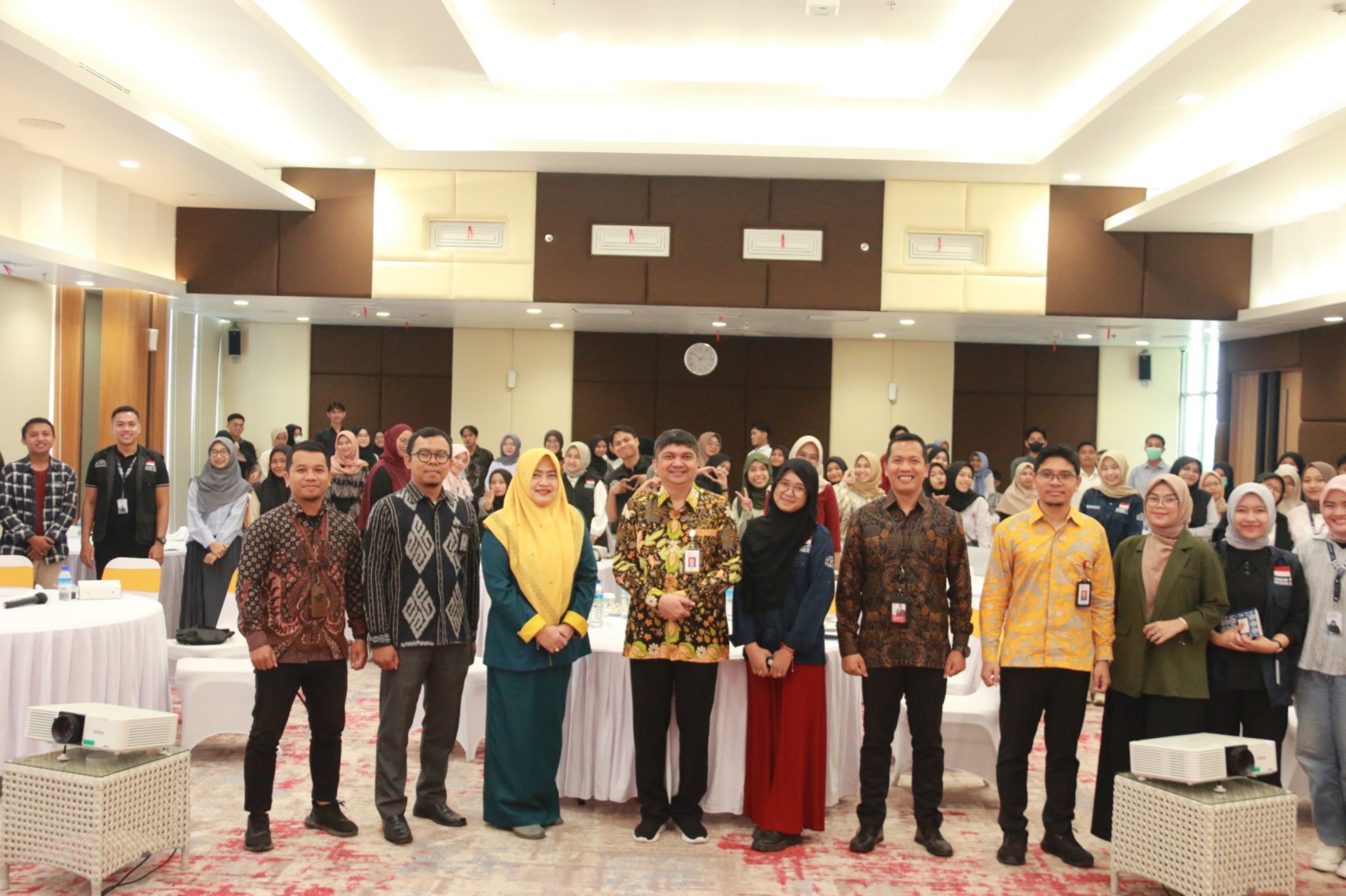 LATIH RELAWAN GMD: Narasumber dan relawan GMD dalam kegiatan Training of Trainers (ToT) peningkatan literasi keuangan masyarakat, di Kantor OJK NTB.(OJK FOR LOMBOK POST)