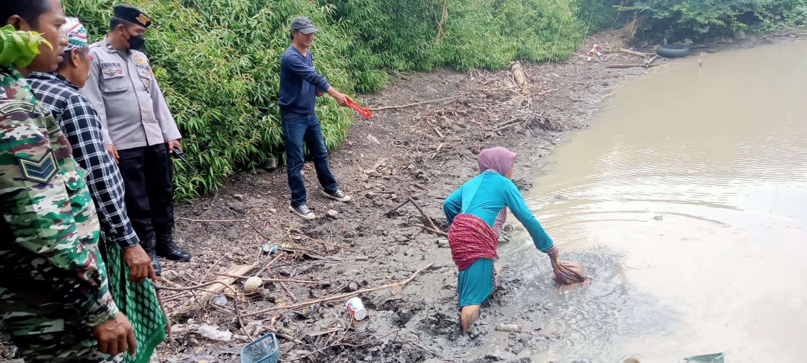 Tim Inafis Sat Reskrim Polres Loteng melakukan olah TKP atas penemuan mayat perempuan di embung, Desa Kawo, Kecamatan Pujut.