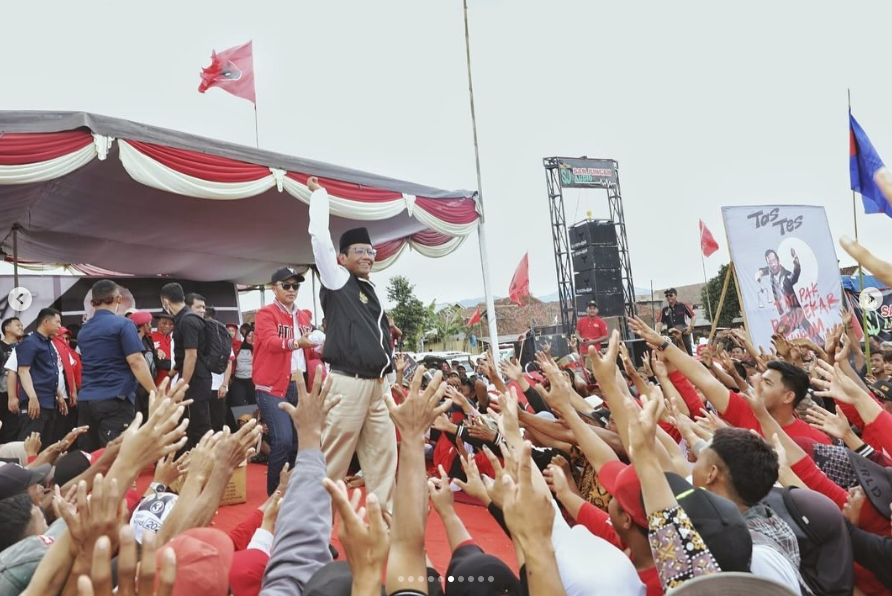 Cawapres Mahfud MD menyapa pendukungnya. (tangkapan layar IG Mahfud MD)