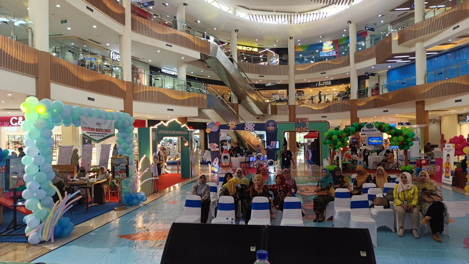 EPIC EDUFAIR: Puluhan guru TK dan SD menghadiri event Epic Edufair di Lombok Epicentrum Mall. (YUSUF FOR LOMBOK POST)