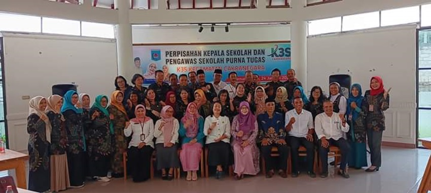 PELEPASAN: Kepala sekolah yang tergabung dalam K3S Kecamatan Cakranegara foto bersama pada pelepasan kasek dan pengawas yang pensiun di Kota Mataram, Rabu (24/1) lalu. (K3S CAKRA FOR LOMBOK POST)