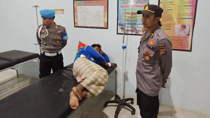 DIRAWAT: Seorang warga asal Dusun Sorimila, Desa Nangamiro, Kecamatan Pekat, Kabupaten Dompu dirawat usai dipanah pria inisial SBH asal Desa Kenanga Kecamatan Tambora. (ist/lombokpost)