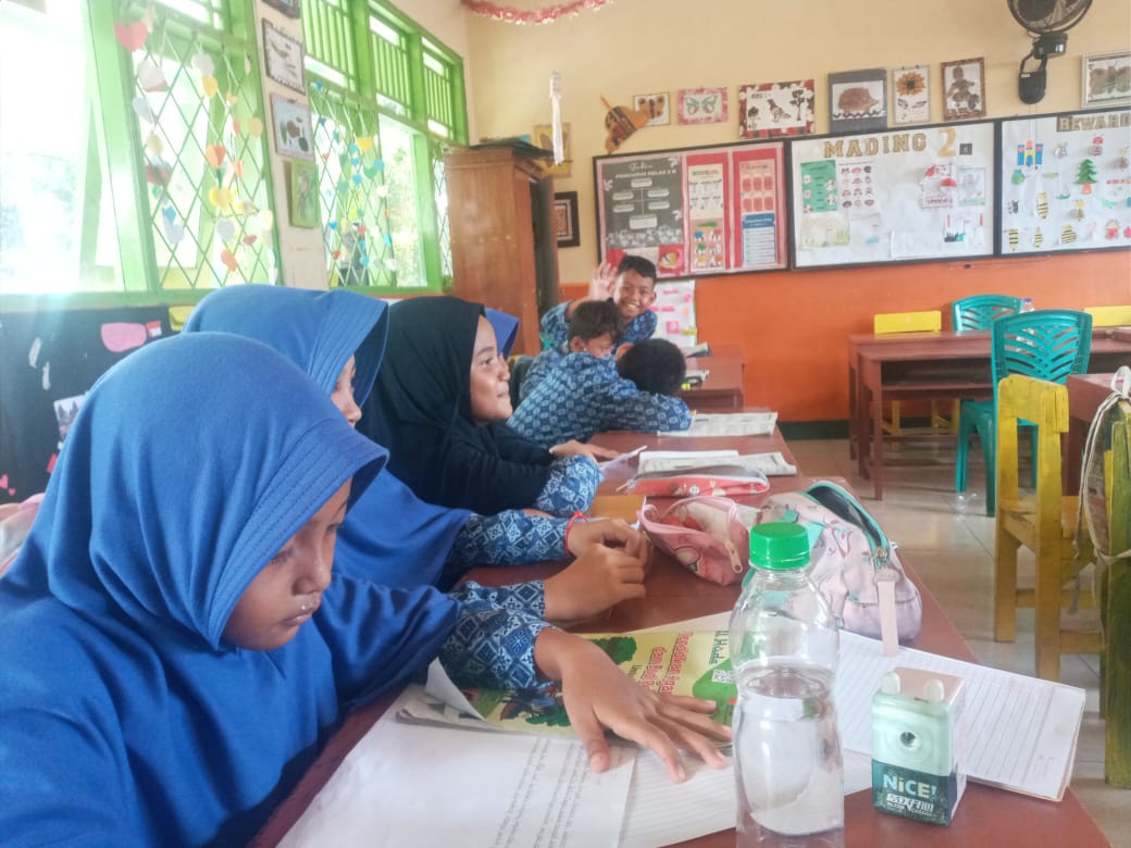 MEMBACA: Sejumlah murid SDN 19 Cakranegara membaca buku di sekolah setempat, kemarin.(ROJAI/LOMBOK POST)