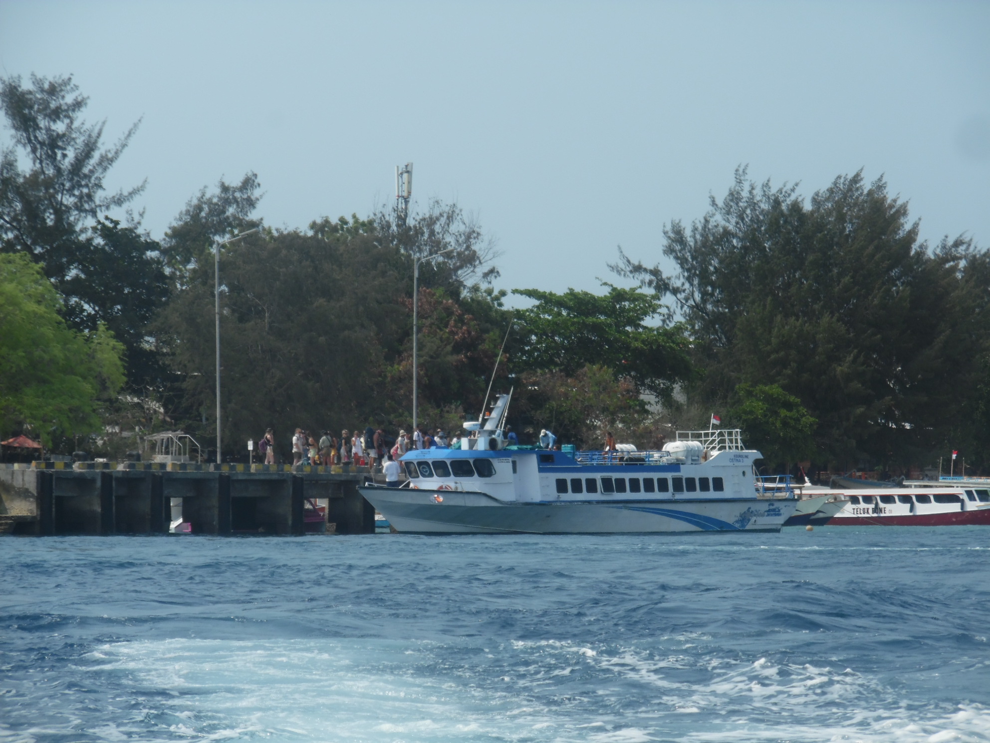 MASUK GILI TRAWANGAN: Sebuah kapal cepat menurunkan penumpang di Pelabuhan Gili Trawangan, beberapa waktu lalu.(NURUL/LOMBOK POST)