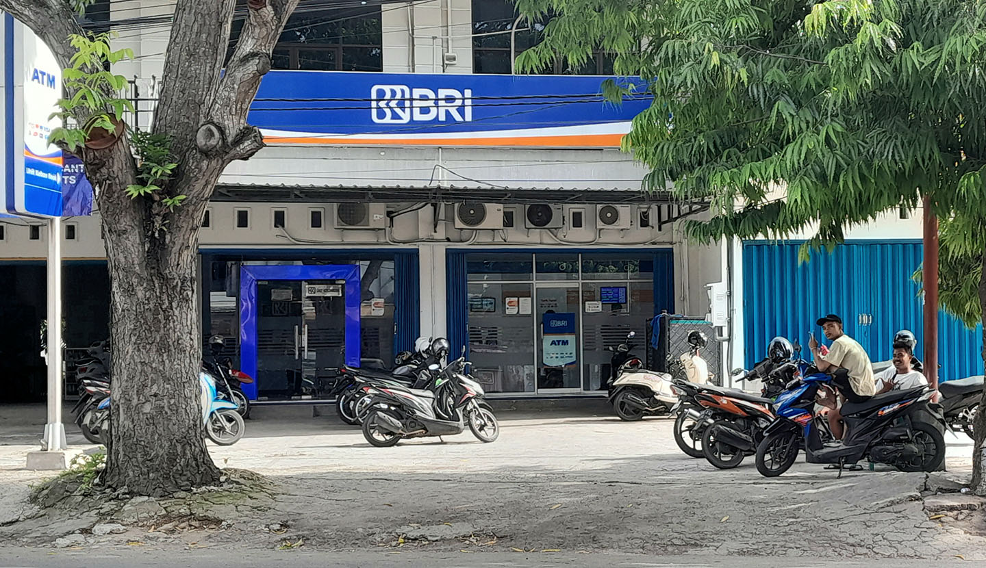 Kejari Mataram telah menetapkan tiga tersangka korupsi dana KUR di BRI Unit Kebon Roek. Namun ketiganya belum ditahan.