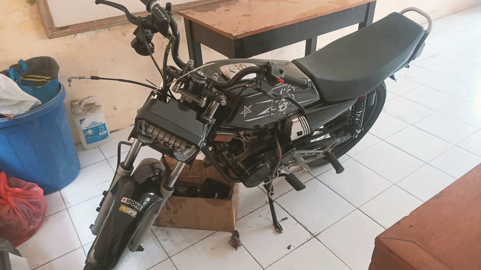 Motor Yamaha RX King yang dicuri dua pelaku diamankan di Polsek Selaparang.