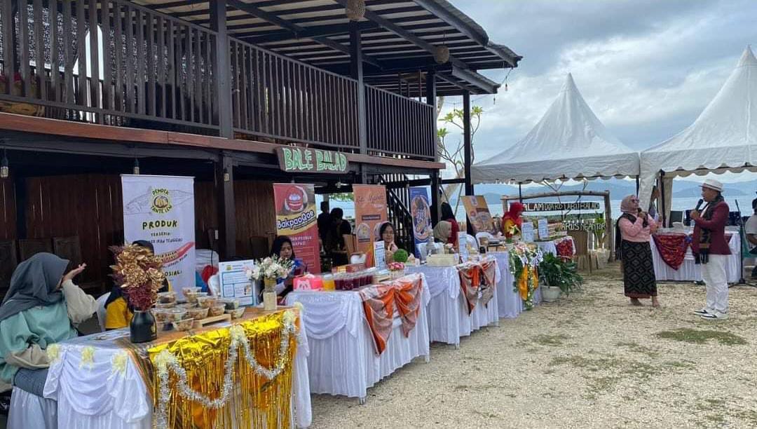 SIAP DIFASILITASI: Sejumlah stan UMKM binaan PT AMNT dalam kegiatan graduation program UMKM sinergi dan selaras batch II di Taliwang, KSB, beberapa hari lalu. (IST/LOMBOK POST)