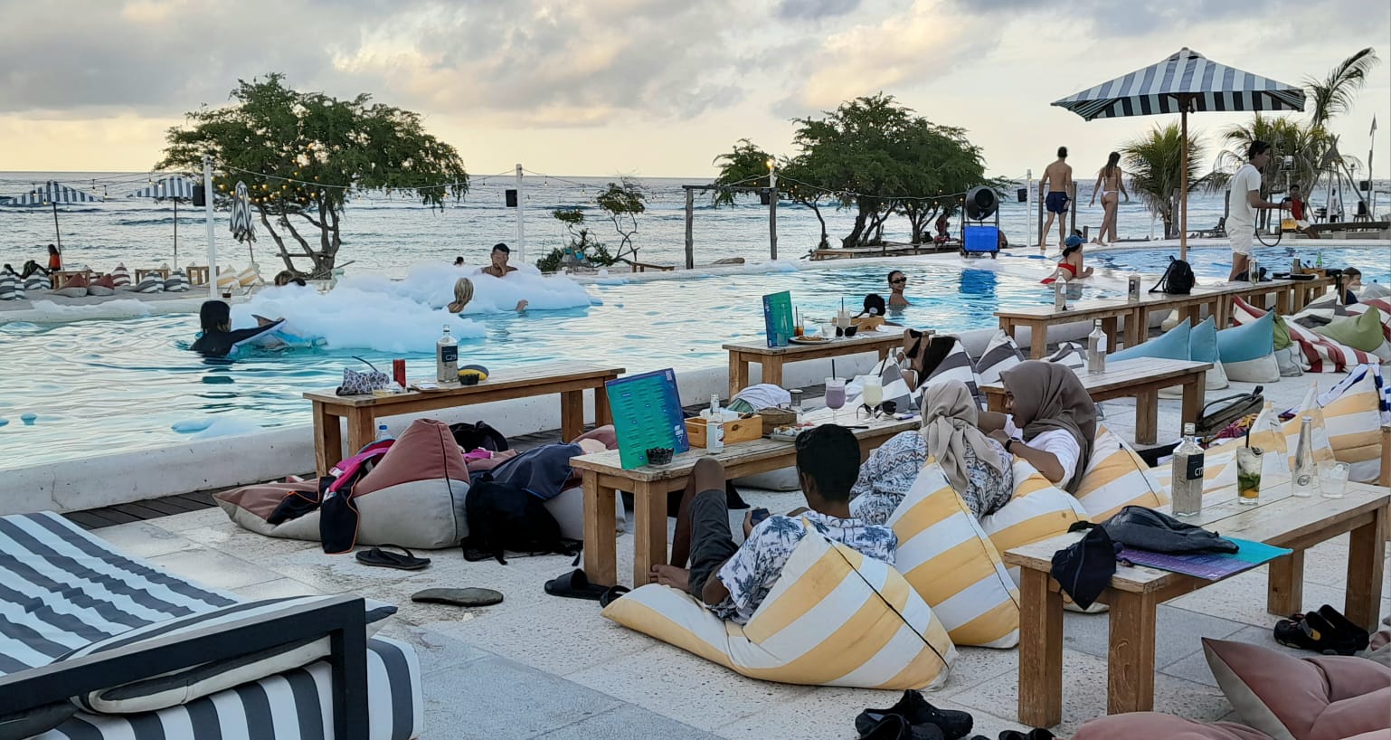 Pemandangan Rabbit Jump Beach  Club sore hari.