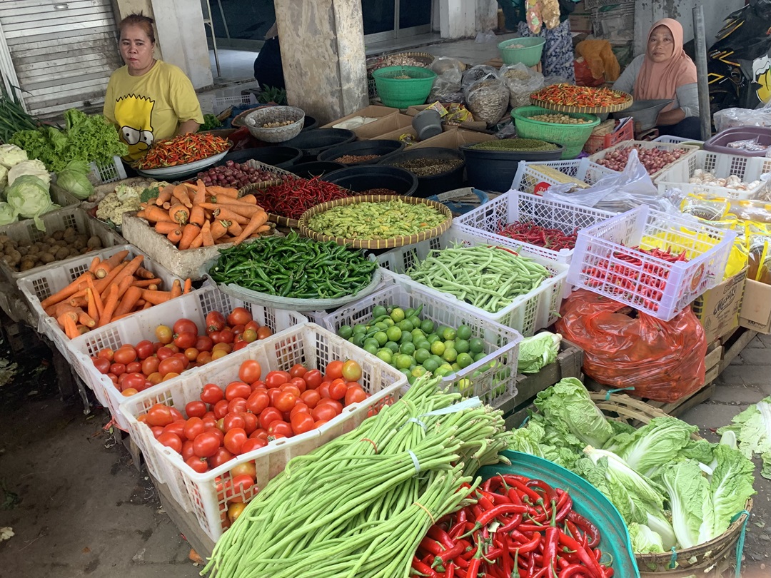 MELONJAK: Kenaikan harga tomat yang sangat tinggi membuat pedagang dan masyarakat geleng kepala. (CHIA/LOMBOK POST)