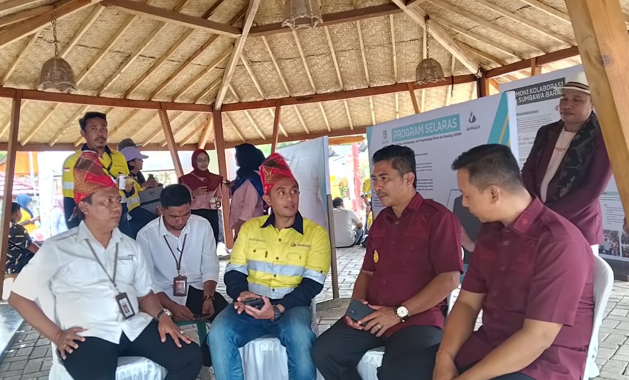 LINDUNGI PRODUK LOKAL: Pertemuan Kabid Pelayanan Hukum Kanwil Kemenkumham NTB Puan Rusmayadi dengan Sekda KSB Amar Nurmansyah di sebuah kegiatan, Rabu (24/1).
