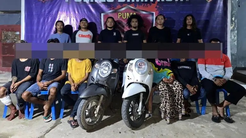 INI PELAKUNYA: Enam komplotan terduga pelaku pencurian motor dan penadah ditangkap polisi, beberapa waktu lalu.(POLRES BIMA KOTA FOR LOMBOK POST)