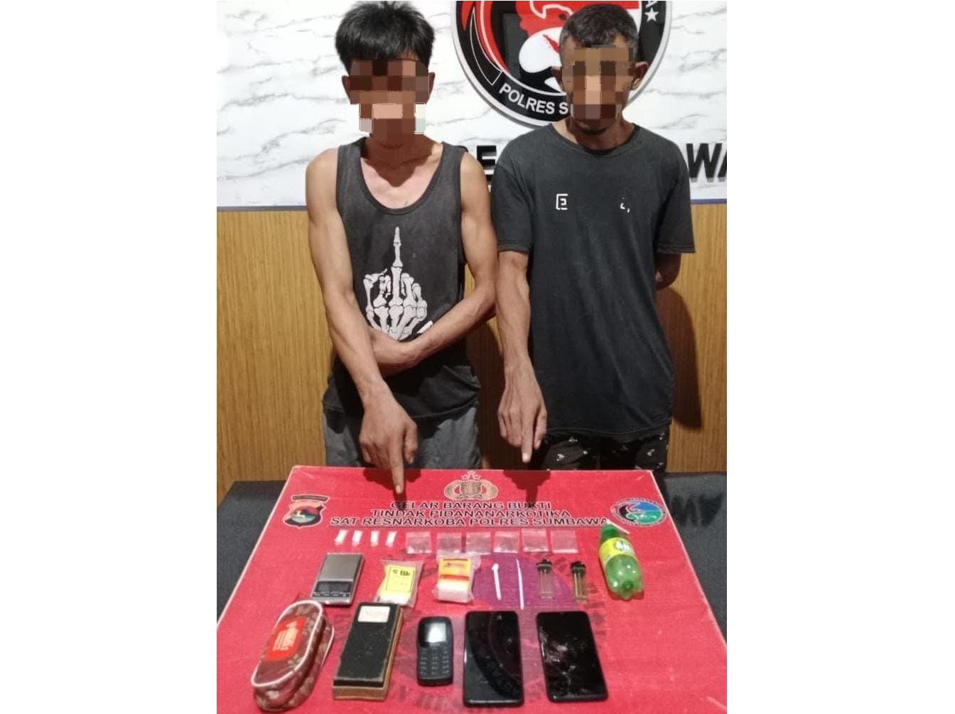 PENGEDAR: Dua pengedar sabu S dan DP ditangkap anggota Satnarkoba Polres Sumbawa, beberapa hari lalu.(POLRES SUMBAWA FOR LOMBOK POST)