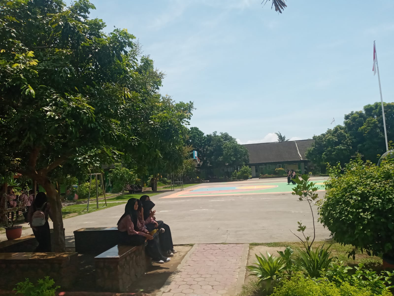 ASRI: Sejumlah siswa SMPN 10 Mataram duduk santai di bawah pohon rindang di halaman sekolah setempat, belum lama ini.(ROJAI/LOMBOK POST)