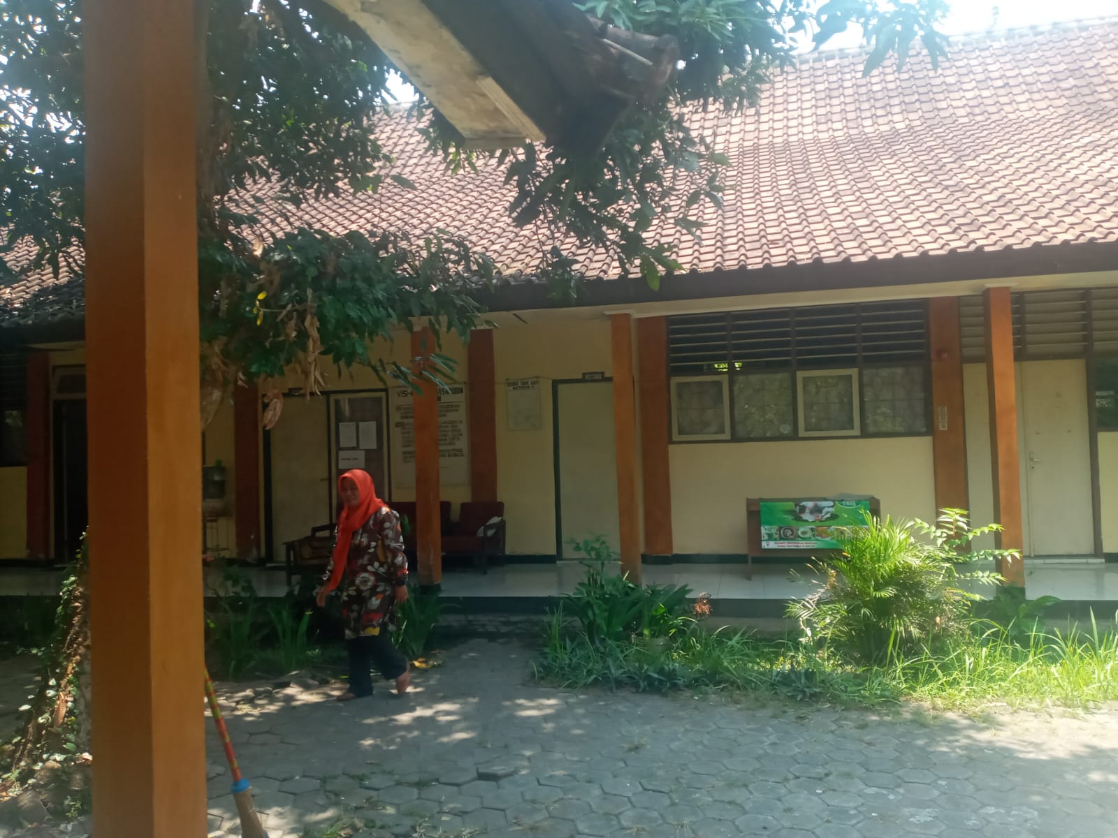 SEPI: Suasana di halaman SMK Hasanuddin Kota Mataram terlihat sepi, beberapa waktu lalu.(DOK/LOMBOK POST)