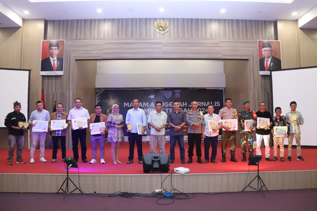 Bupati Loteng Lalu Pathul Bahri (paling tengah) bersama para nominator berfoto bersama usai menerima penghargaan dalam Malam Anugerah Jurnalis Lombok Tengah di Ballroom kantor bupati, Sabtu (27/1).